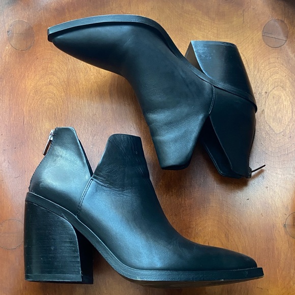 Vince Camuto 'Gigietta' Black Leather V-Cut Pointed Toe Boots Women's Size 7.5 - Picture 7 of 14